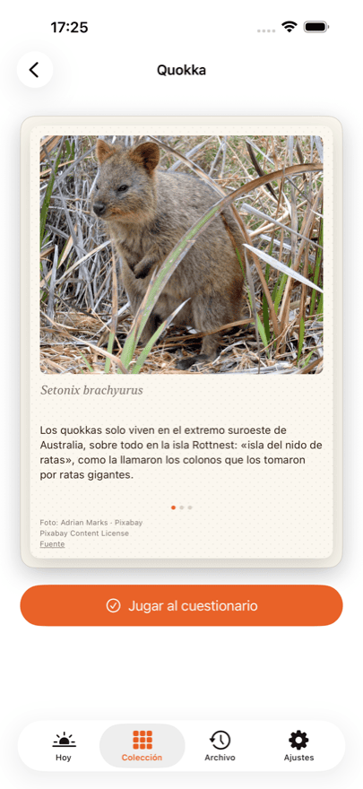 El dorso: fotografía, tres datos, nombre científico y crédito de la imagen.